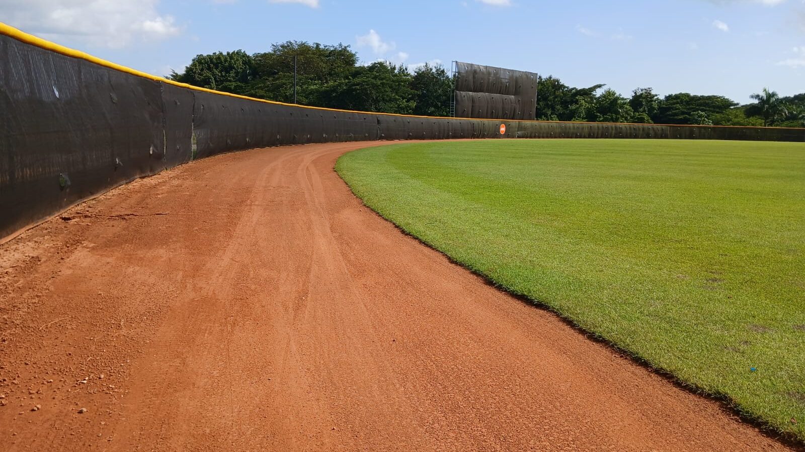 Complejo de béisbol de los Baltimore Orioles — Campo de césped natural, vistas desde sus alrededores