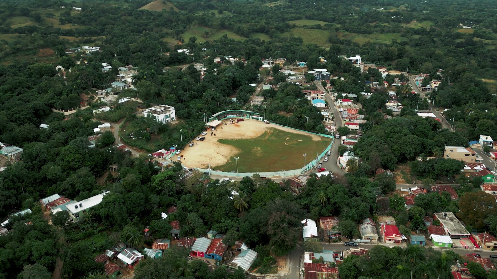 Campo de béisbol sintético de la Fundación No Limits — El antiguo estadio de tierra y grama antes de los trabajos, vista aérea