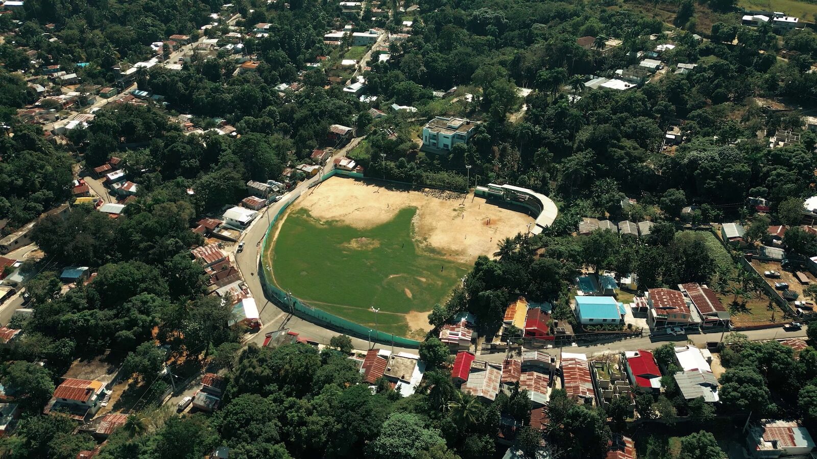 Campo de béisbol sintético de la Fundación No Limits — El antiguo estadio de tierra y grama antes de los trabajos, vista aérea