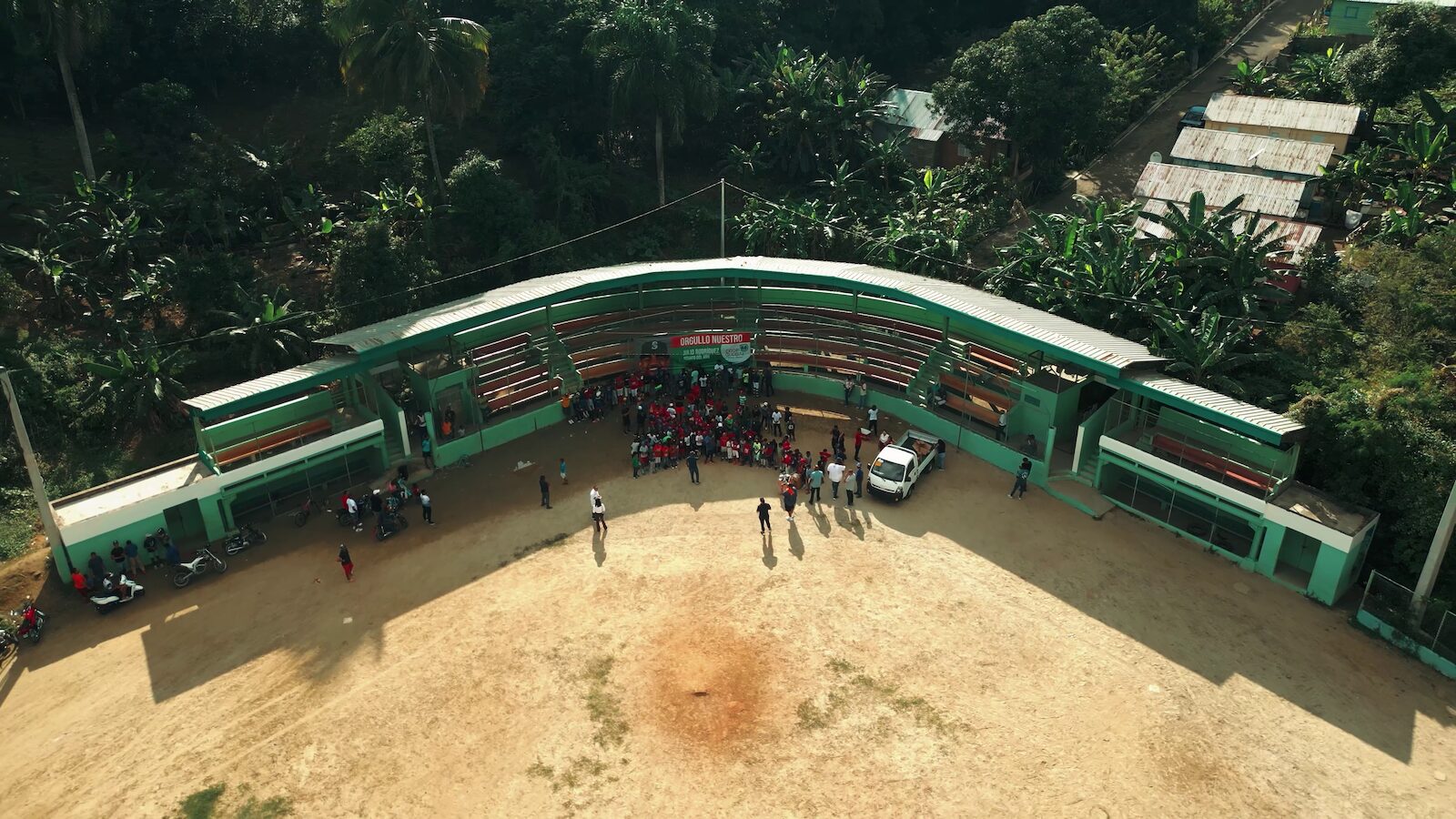 Campo de béisbol sintético de la Fundación No Limits — El antiguo infield de tierra y las gradas, vista aérea