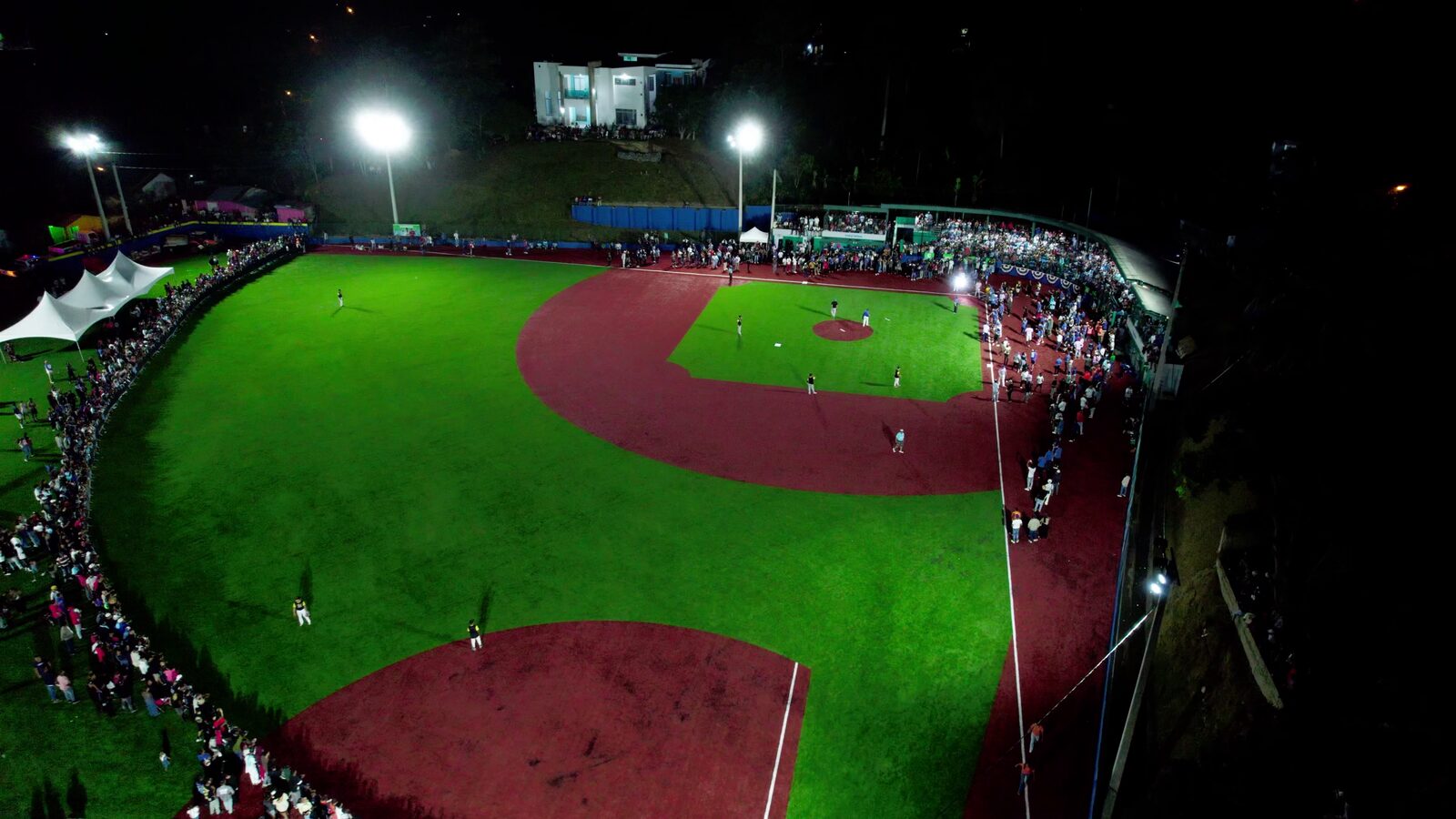 Campo de béisbol sintético de la Fundación No Limits — El campo terminado de noche