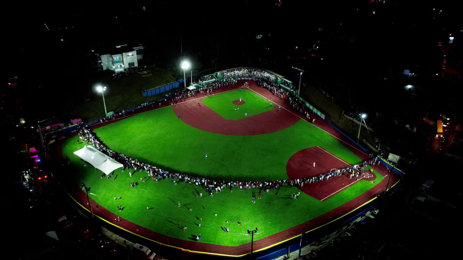 Campo de béisbol sintético de la Fundación No Limits — El campo terminado de noche