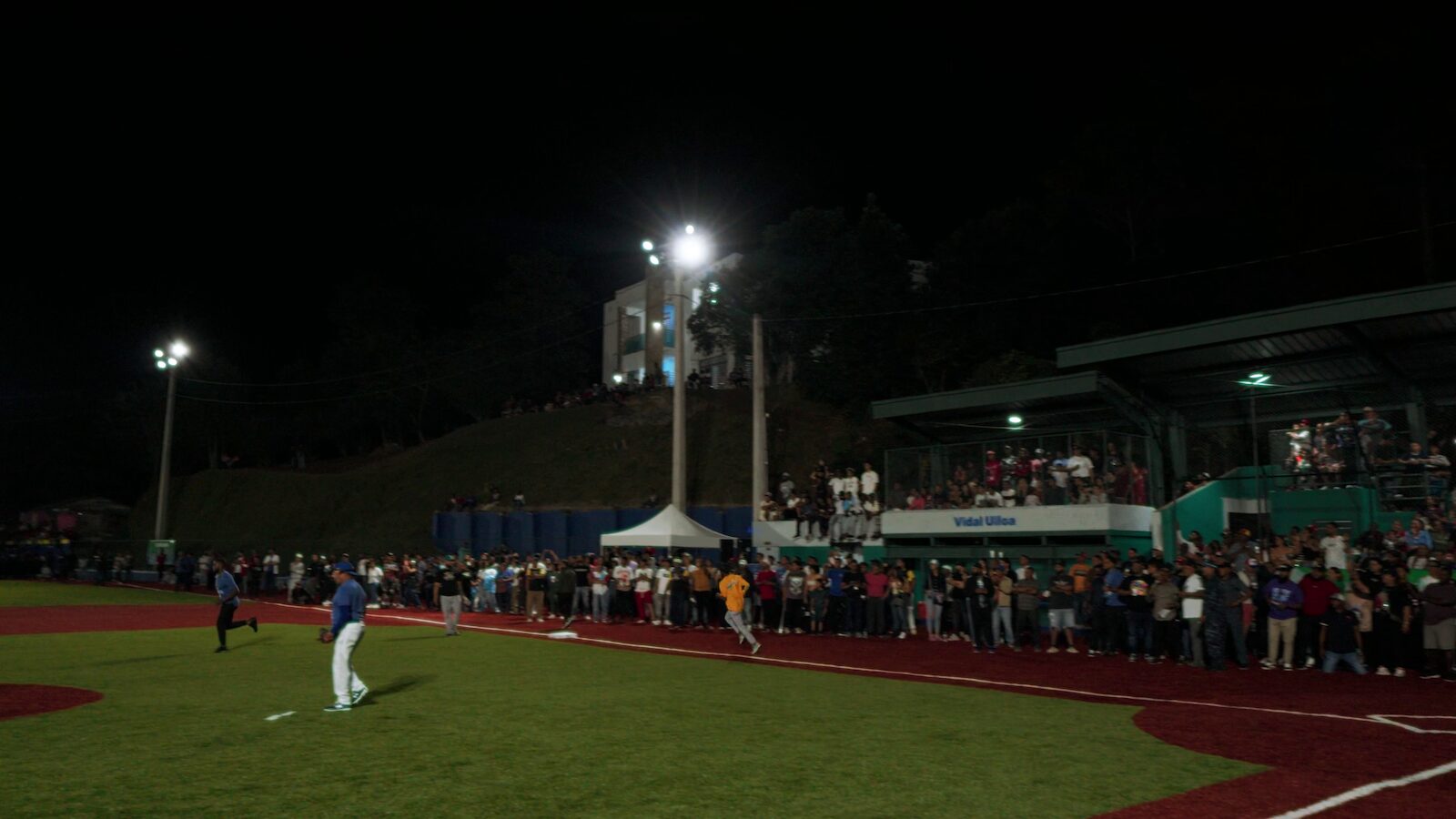 Campo de béisbol sintético de la Fundación No Limits — El campo terminado de noche